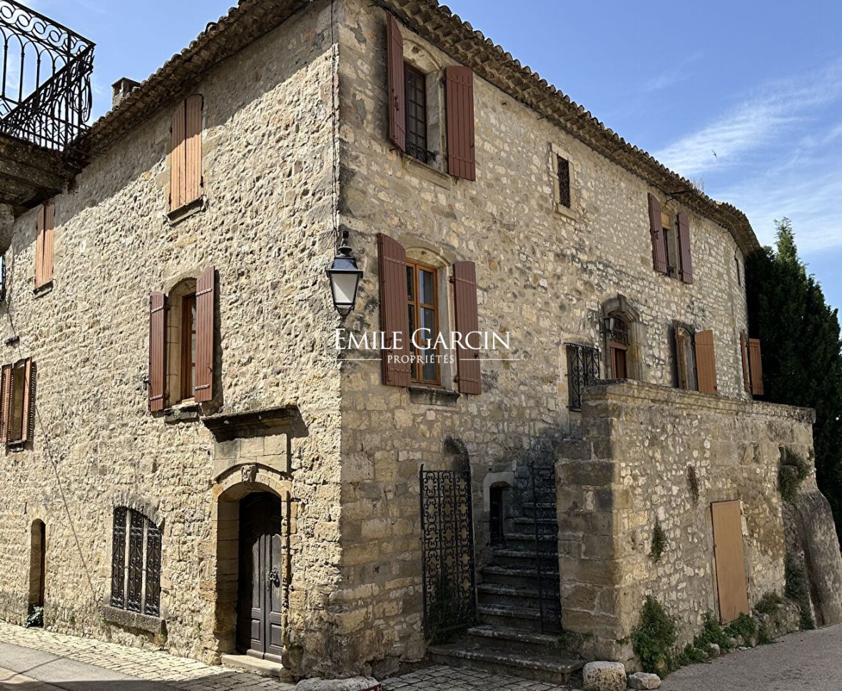 Château · 18th-century village house - 10 minutes from Uzès - Courtyard - Garage
