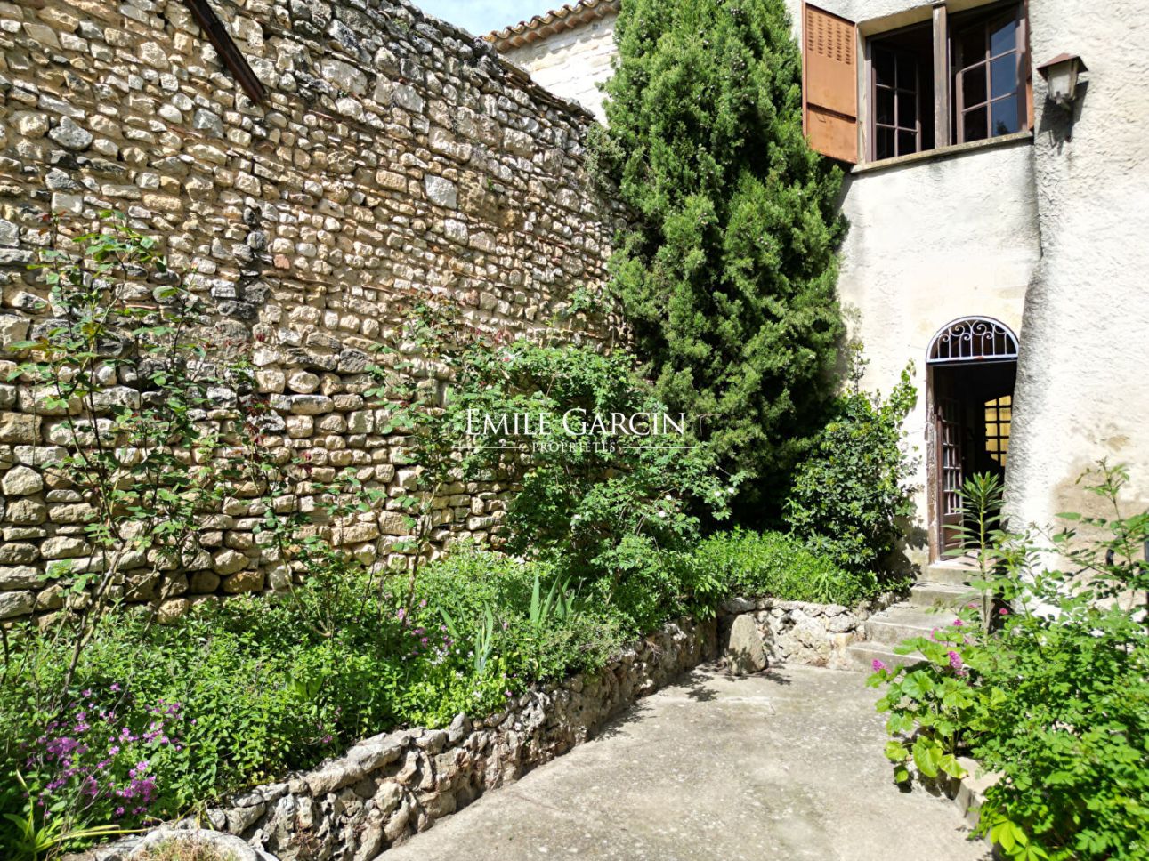 Château · 18th-century village house - 10 minutes from Uzès - Courtyard - Garage