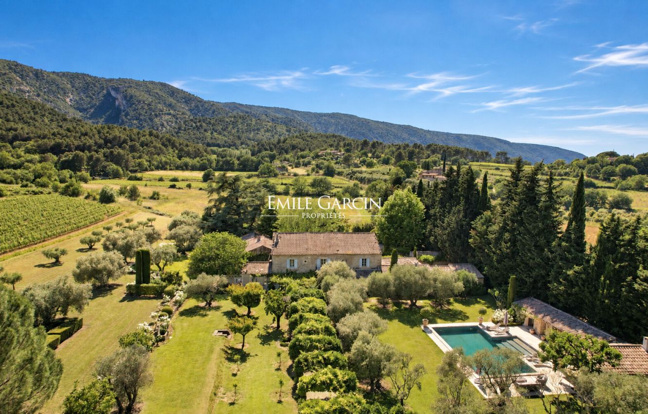 Maison 13 pièces 550 m² · à Oppède · 550 m² · 7 200 000 €
