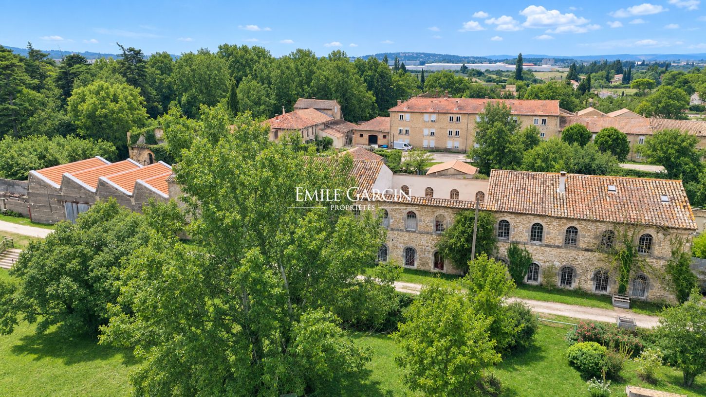 12 pièces 1100 m² · à Entraigues-sur-la-Sorgue · 1 100 m² · 1 950 000 €