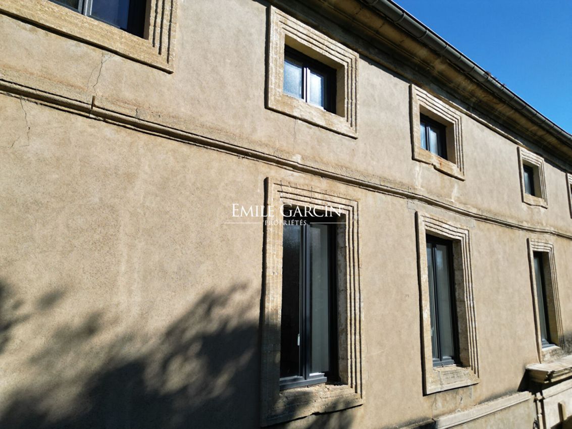 Parking 69 m² · à Remoulins · 69 m² · 76 000 €