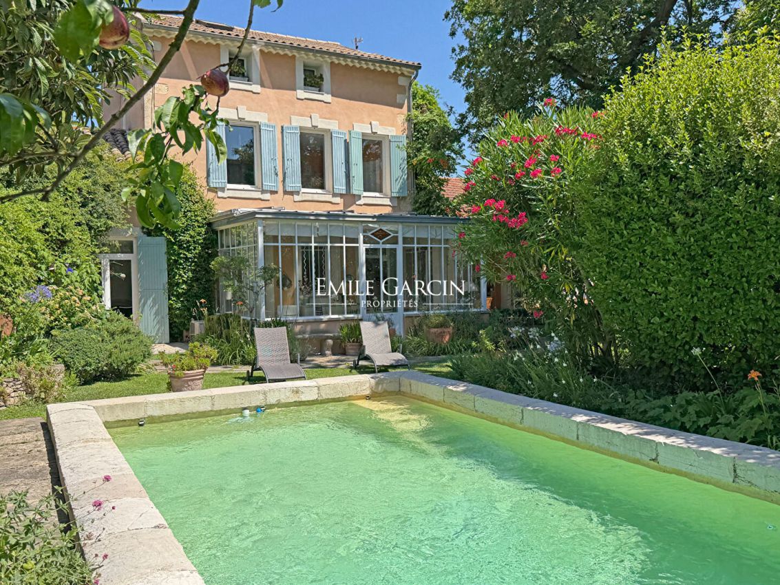 Maison 9 pièces 303 m² · à Saint-Saturnin-lès-Avignon · 303 m² · 770 000 €