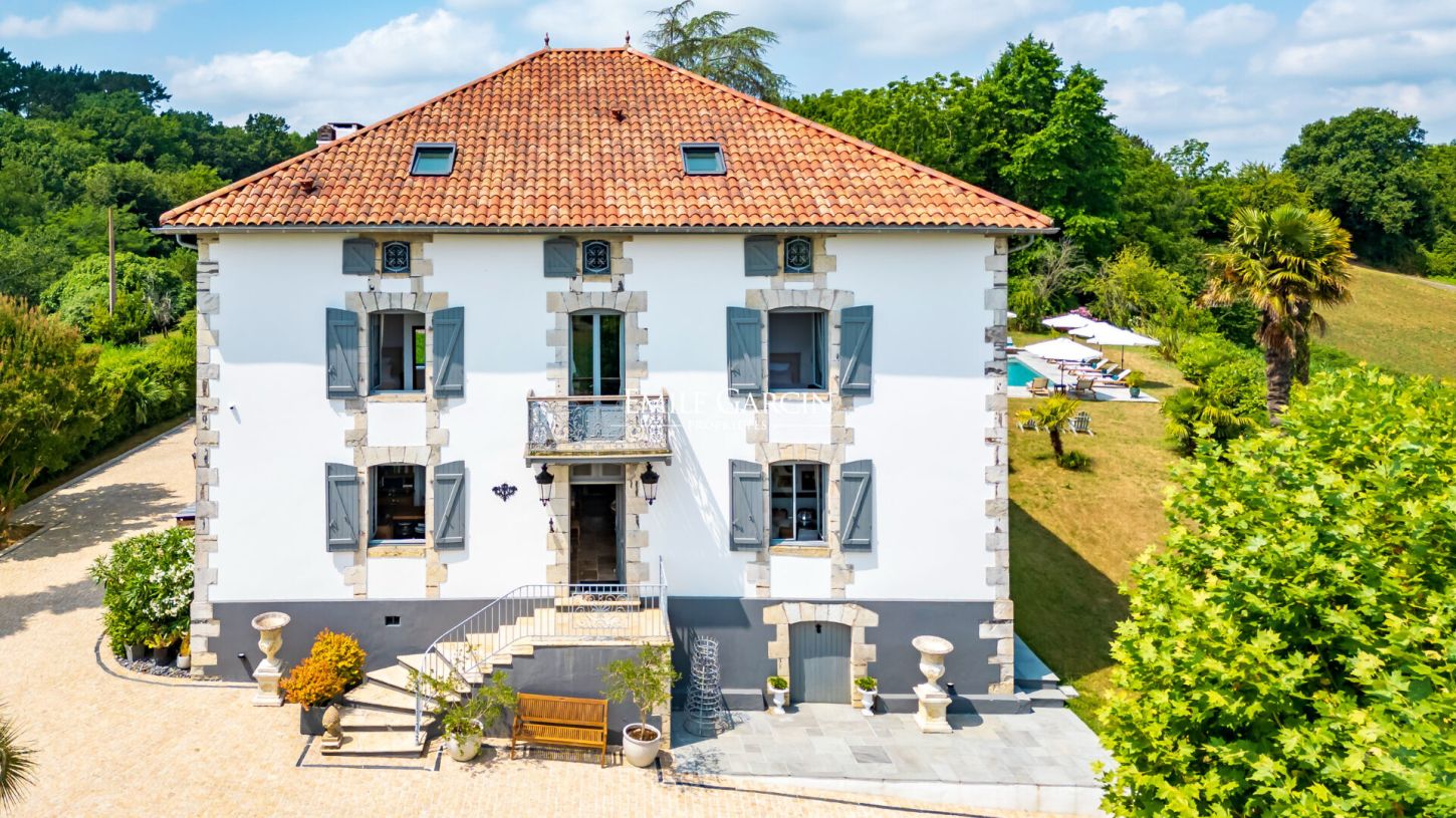 Maison 12 pièces 400 m² · à Guiche · 400 m² · 1 595 000 €